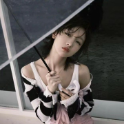 周冬雨的个人电台-ELLE007-ELLE007-佚名